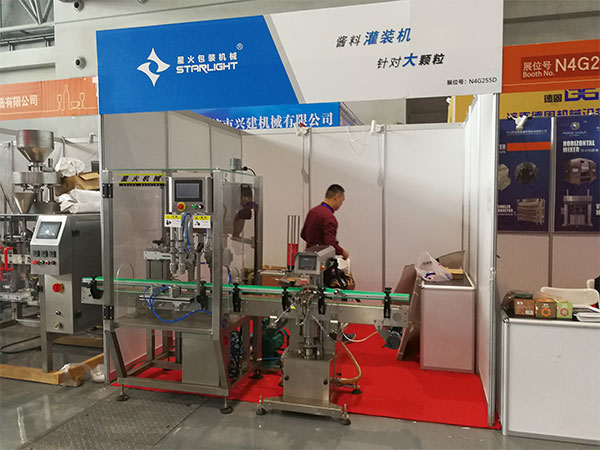 辣椒醬灌裝機(jī)展示